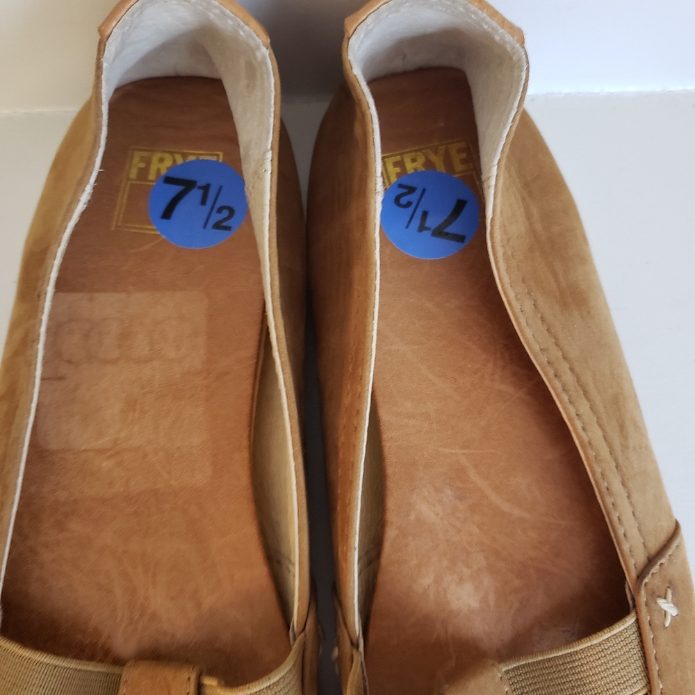 Frye Melanie -Camel T Strap Slip on Flats Size 7.5 - Picture 4 of 8